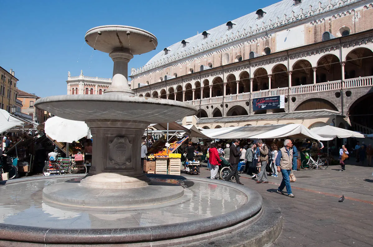 Fountain, market and Palazzo della Ragione, Padua, Italy - www.rossiwrites.com