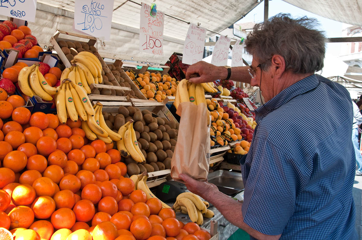 Packing bananas, The Marketplace, Piazza delle Erbe, Padua, Italy - www.rossiwrites.com