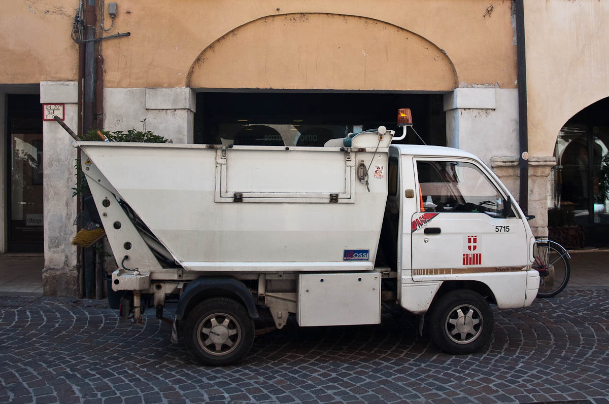 Rubbish truck, Vicenza, Veneto, Italy - www.rossiwrites.com