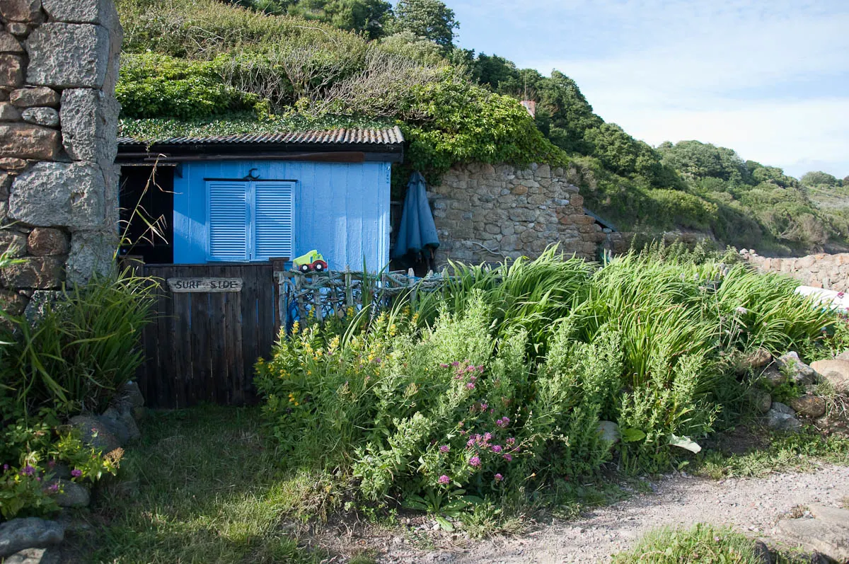 Surfer's hut, Castlehaven Beach, Isle of Wight, UK - www.rossiwrites.com