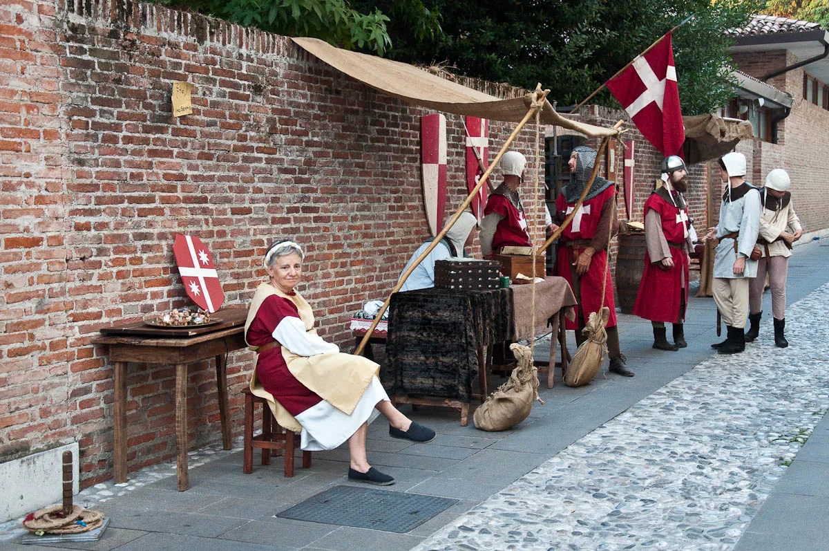 Mediaeval knigths and a wench, Castelfranco Veneto, Italy - www.rossiwrites.com