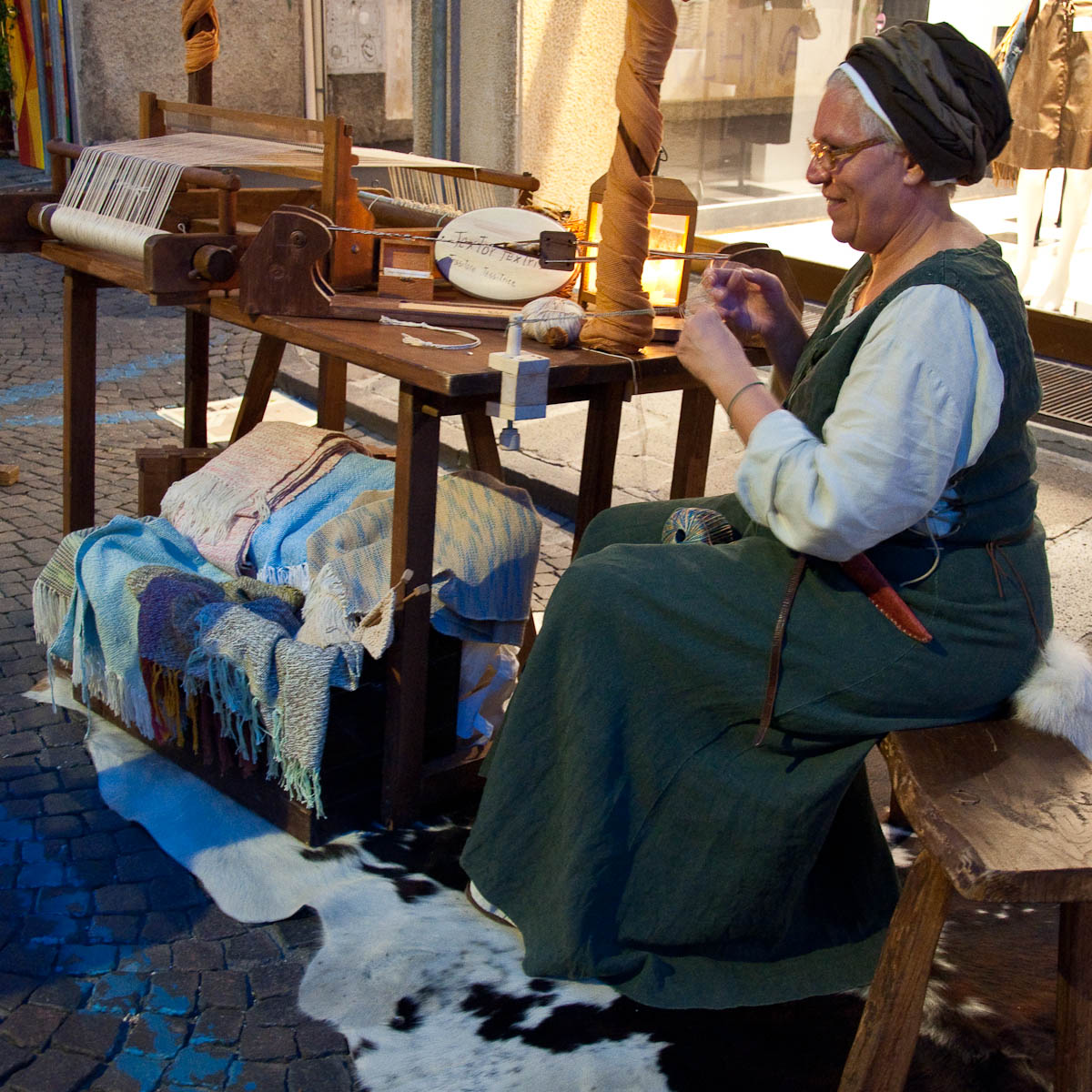 The textile maker, Mediaevil Fair, Castelfranco Veneto, Italy - www.rossiwrites.com