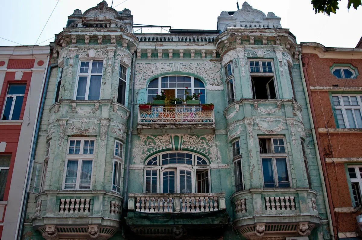 dilapidated-green-facade-varna-bulgaria-www.rossiwrites.com