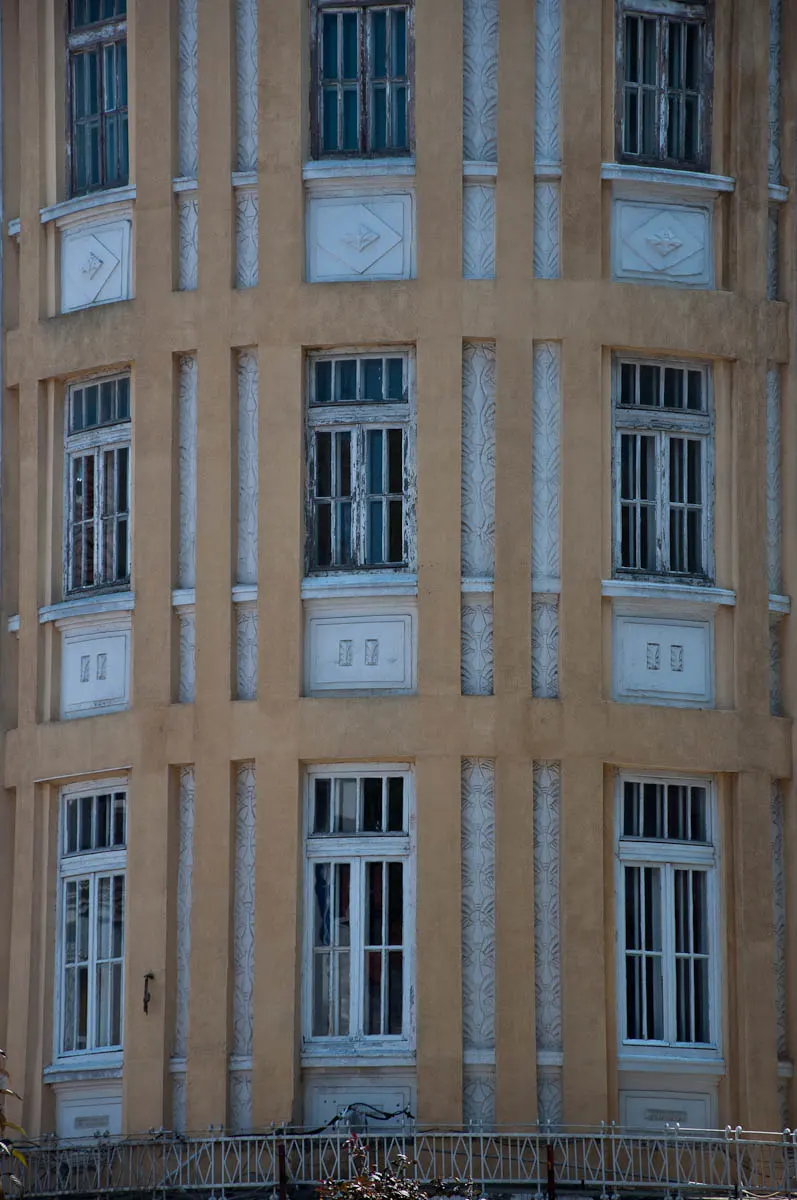 dilapidated-ochre-facade-varna-bulgaria-www.rossiwrites.com