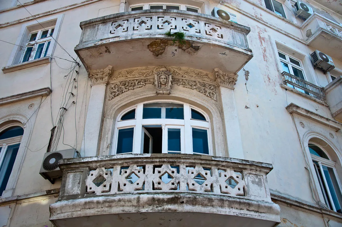 dilapidated-ochre-ornamented-facade-varna-bulgaria-www.rossiwrites.com