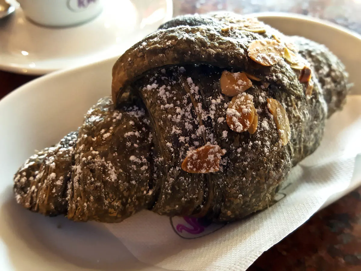 Brioche with vegetable coal - Vicenza, Italy - www.rossiwrites.com