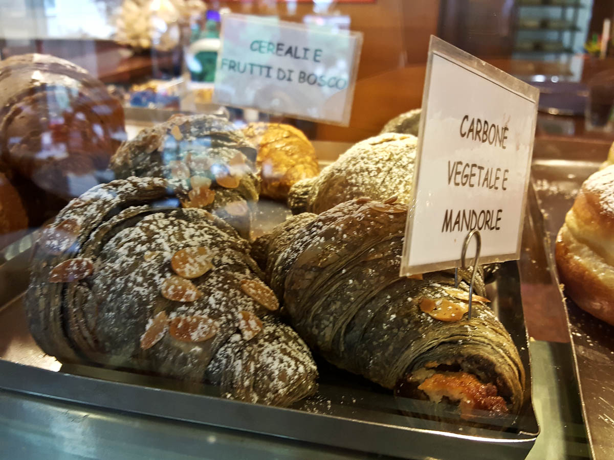 Brioches made with vegetable coal - Vicenza, Italy - www.rossiwrites.com