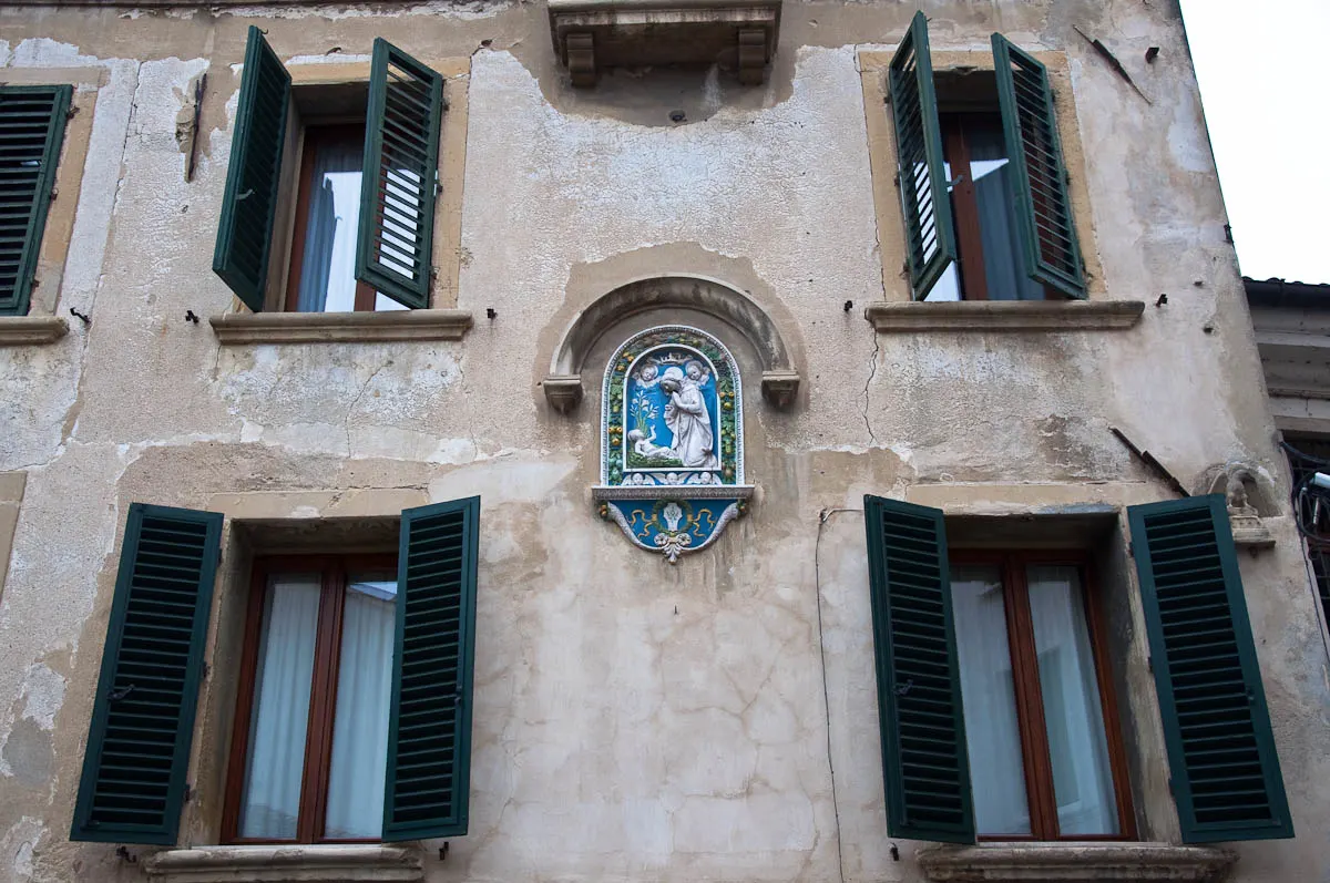 Ceramic Madonna with a child on the wall of a house - Asolo, Veneto, Italy - www.rossiwrites.com