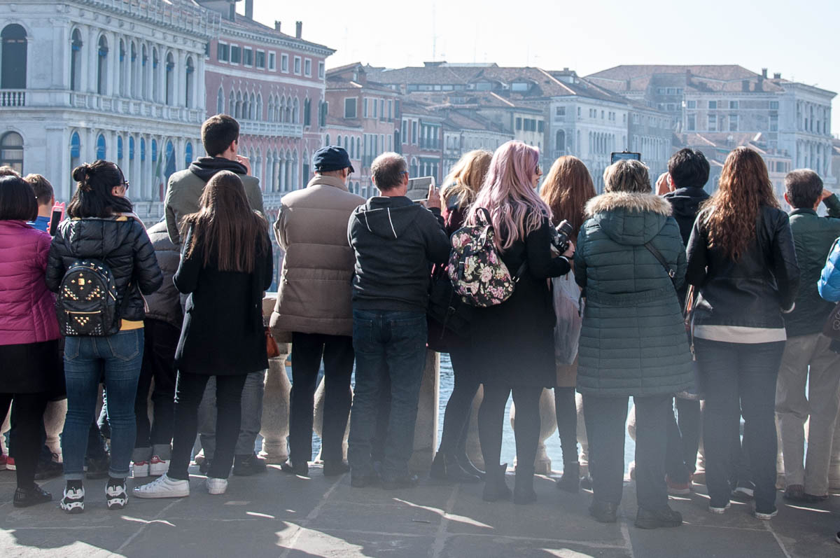 Tourists crowding on Rialto Bridge to take a selfie with the Grand Canal - Venice, Italy - rossiwrites.com