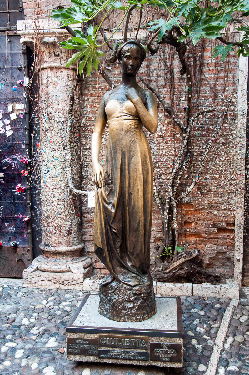 Juliet's statue - Juliet's House, Verona, Italy - www.rossiwrites.com