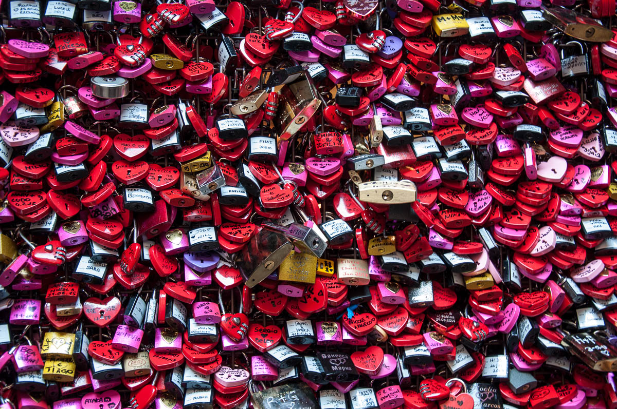 Love locks - Juliet's House, Verona, Italy - www.rossiwrites.com