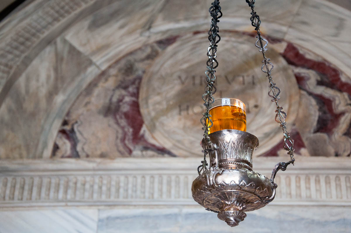 The burning oil lamp - Dante's Tomb - Quadrarco di Braccioforte - Ravenna, Emilia Romagna, Italy - www.rossiwrites.com