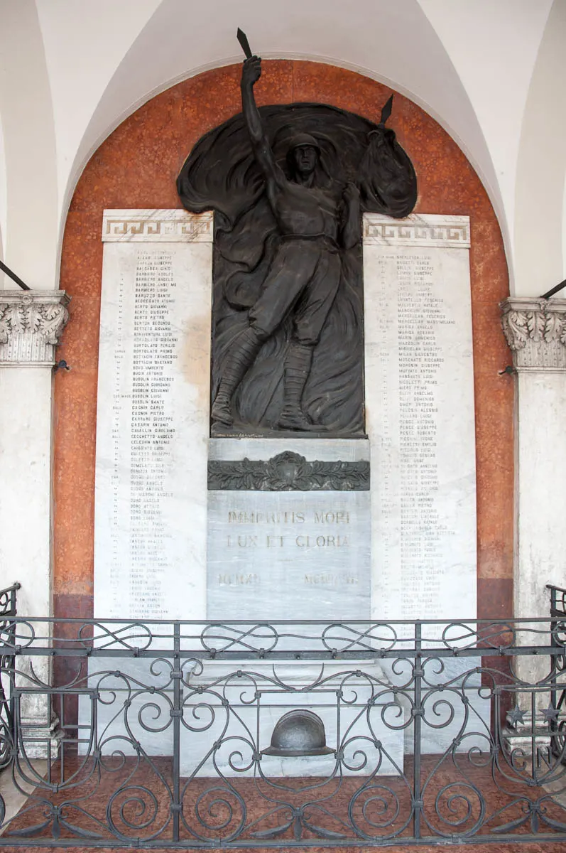 The monument of the fallen in the First World War - The 19-th century Palazzo della Loggia - Noale, Veneto, Italy - www.rossiwrites.com