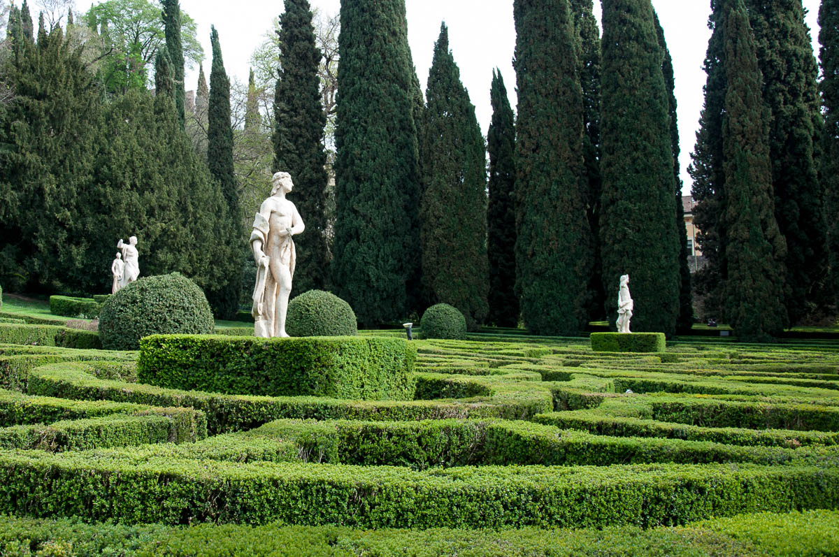 Statues and ivy - Giardino dei Giusti - Verona, Veneto, Italy - www.rossiwrites.com