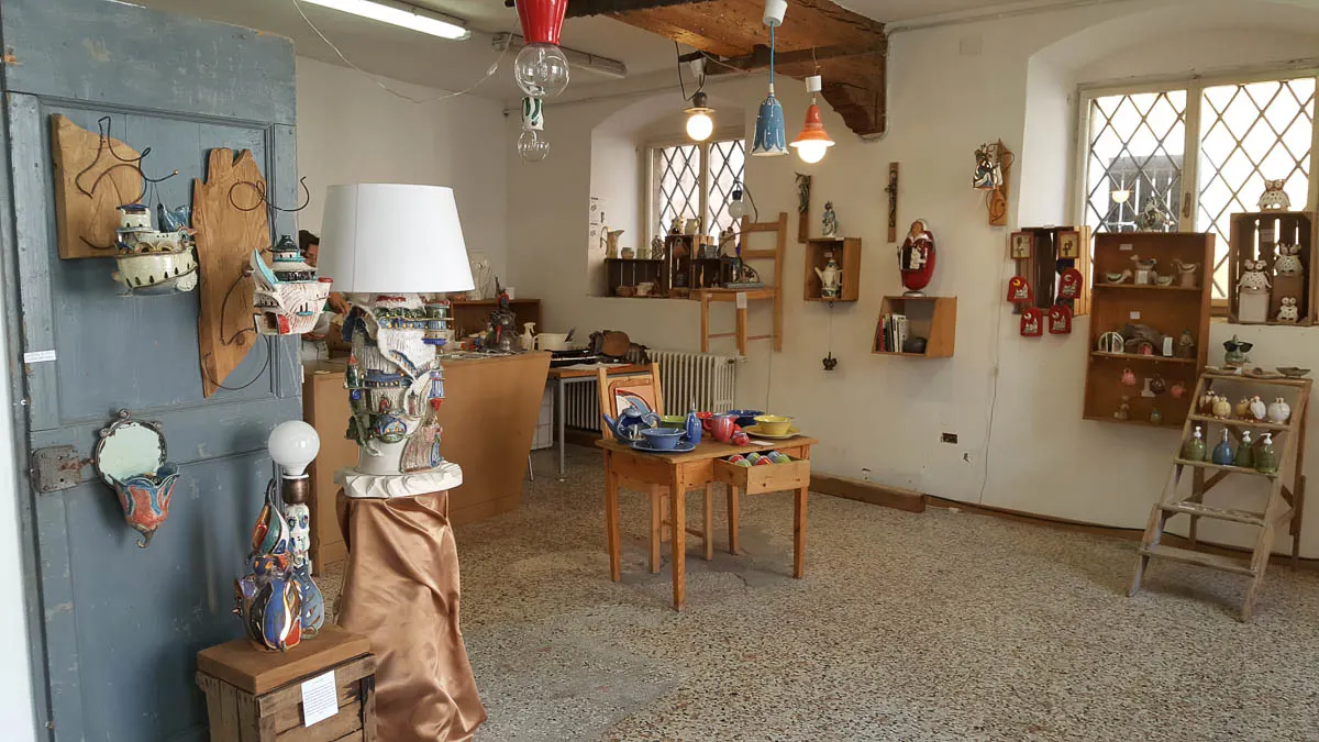 Handmade pottery shop - Rovereto, Trentino, Italy - www.rossiwrites.com