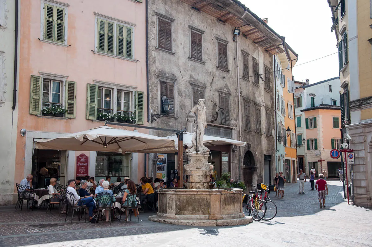 The Neptune fountain and the cafe Buontadi - Rovereto, Trentino, Italy - www.rossiwrites.com