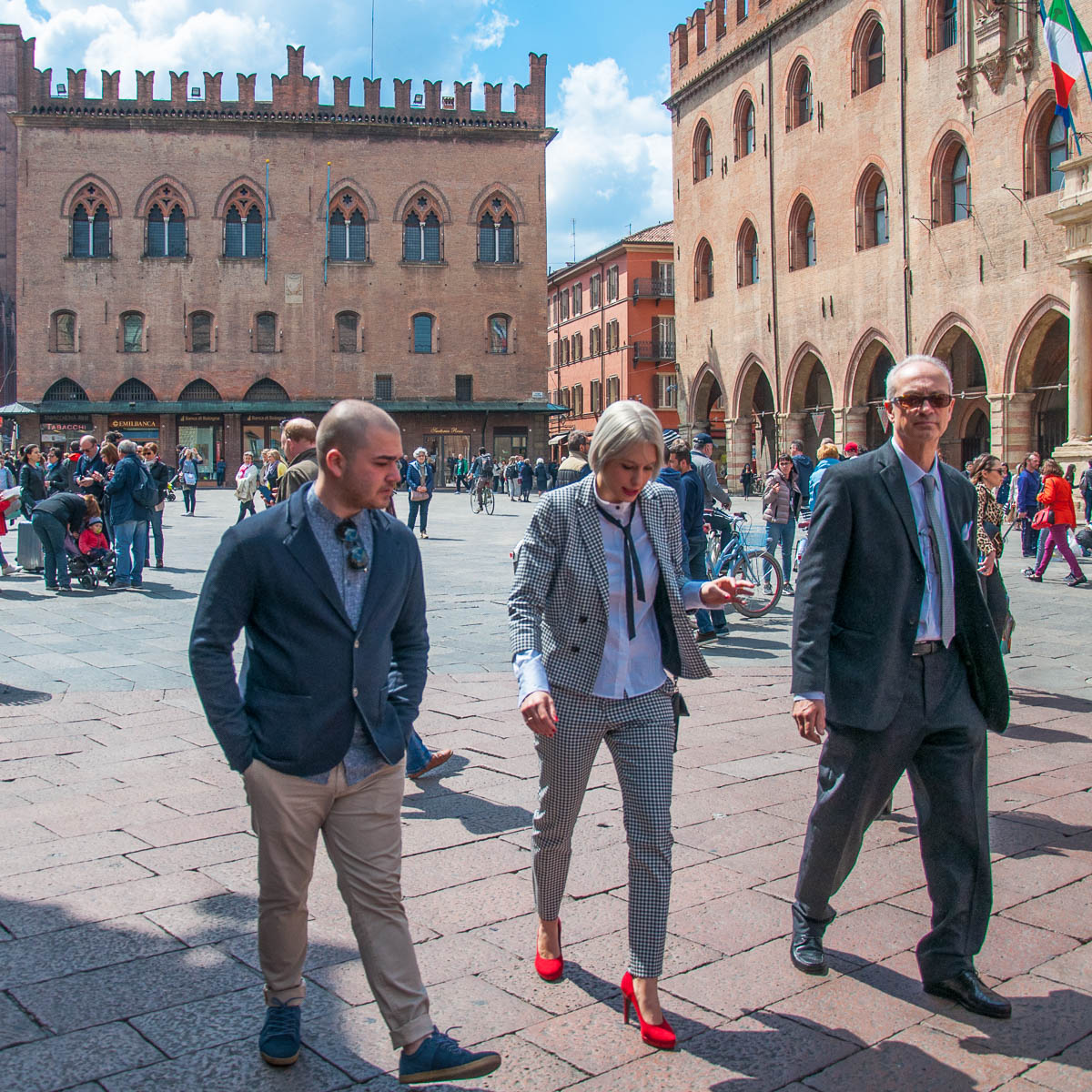 A lively square and a lady with red shoes - Bologna, Emilia-Romagna, Italy - www.rossiwrites.com