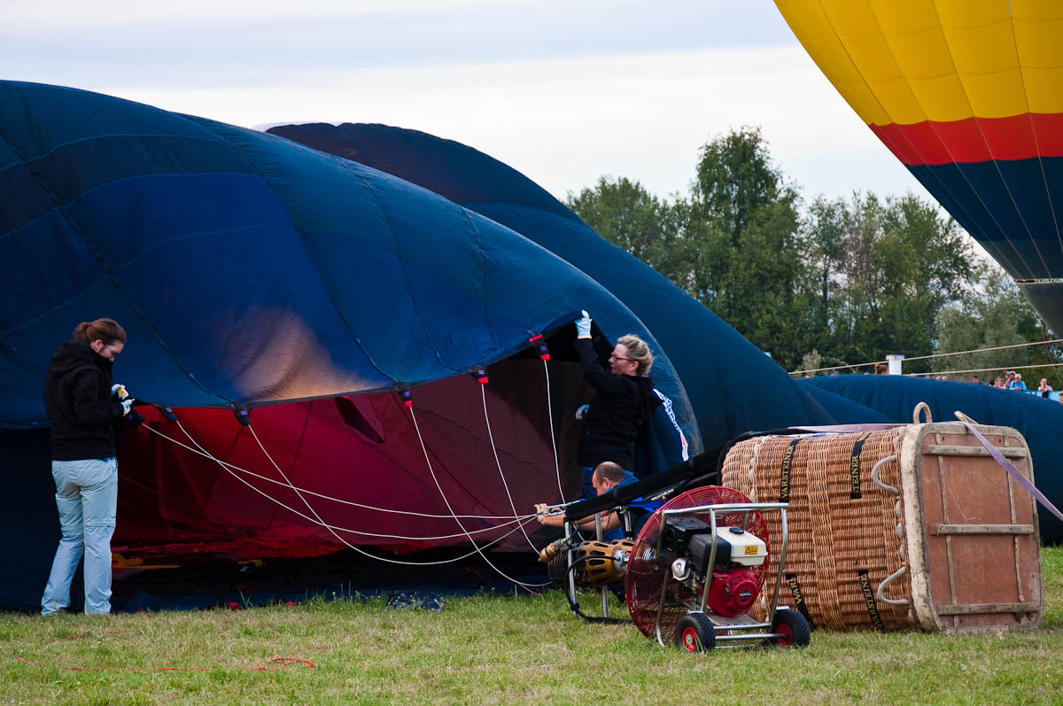 Getting the Orient Express balloon ready - Ferrara Balloons Festival 2016, Italy - www.rossiwrites.com