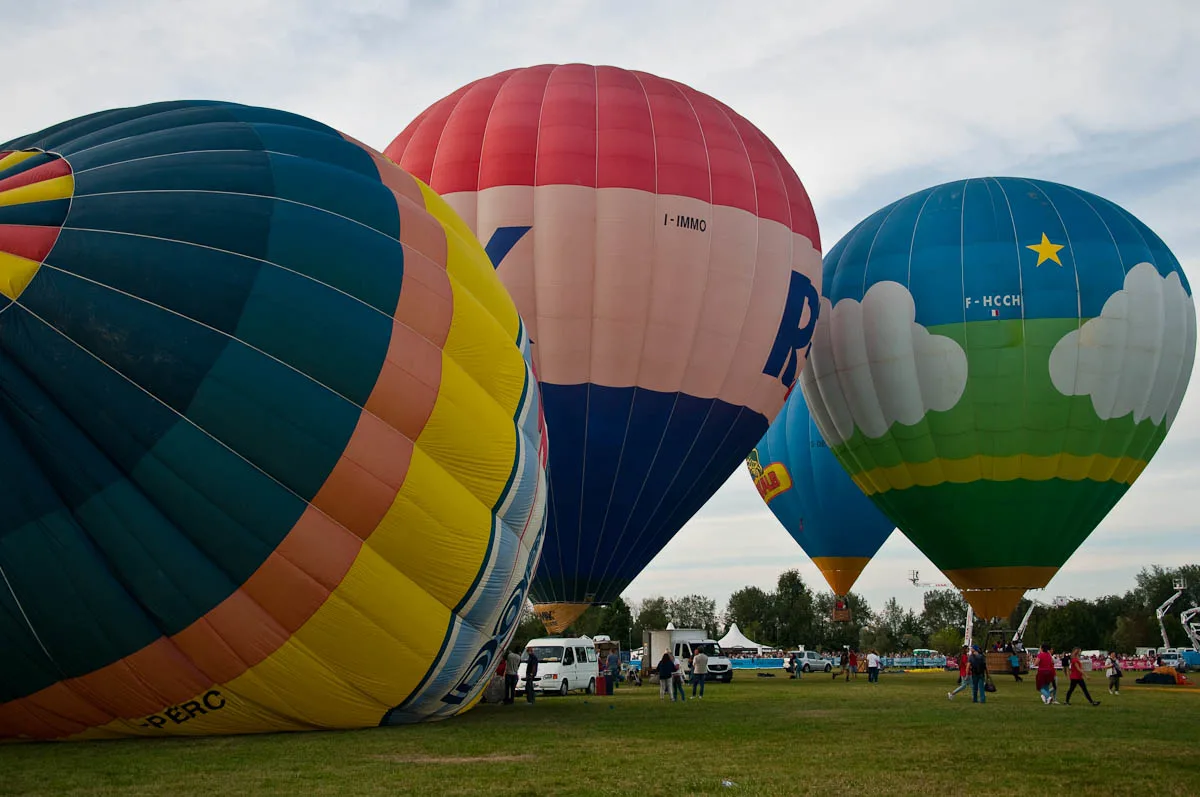 Getting the balloons ready - Ferrara Balloons Festival 2016 - Italy - www.rossiwrites.com