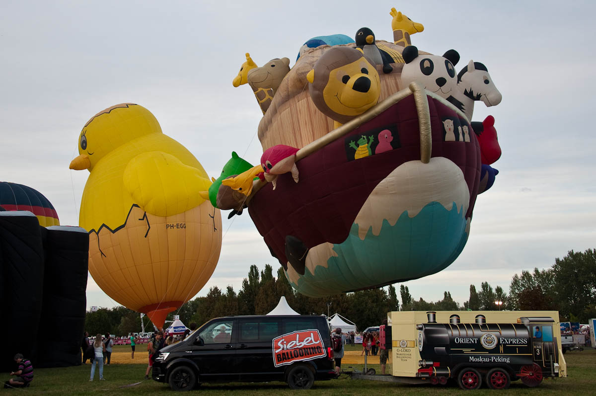 The Chicken and Noah's Ark balloons - Ferrara Balloons Festival 2016 - Italy - www.rossiwrites.com
