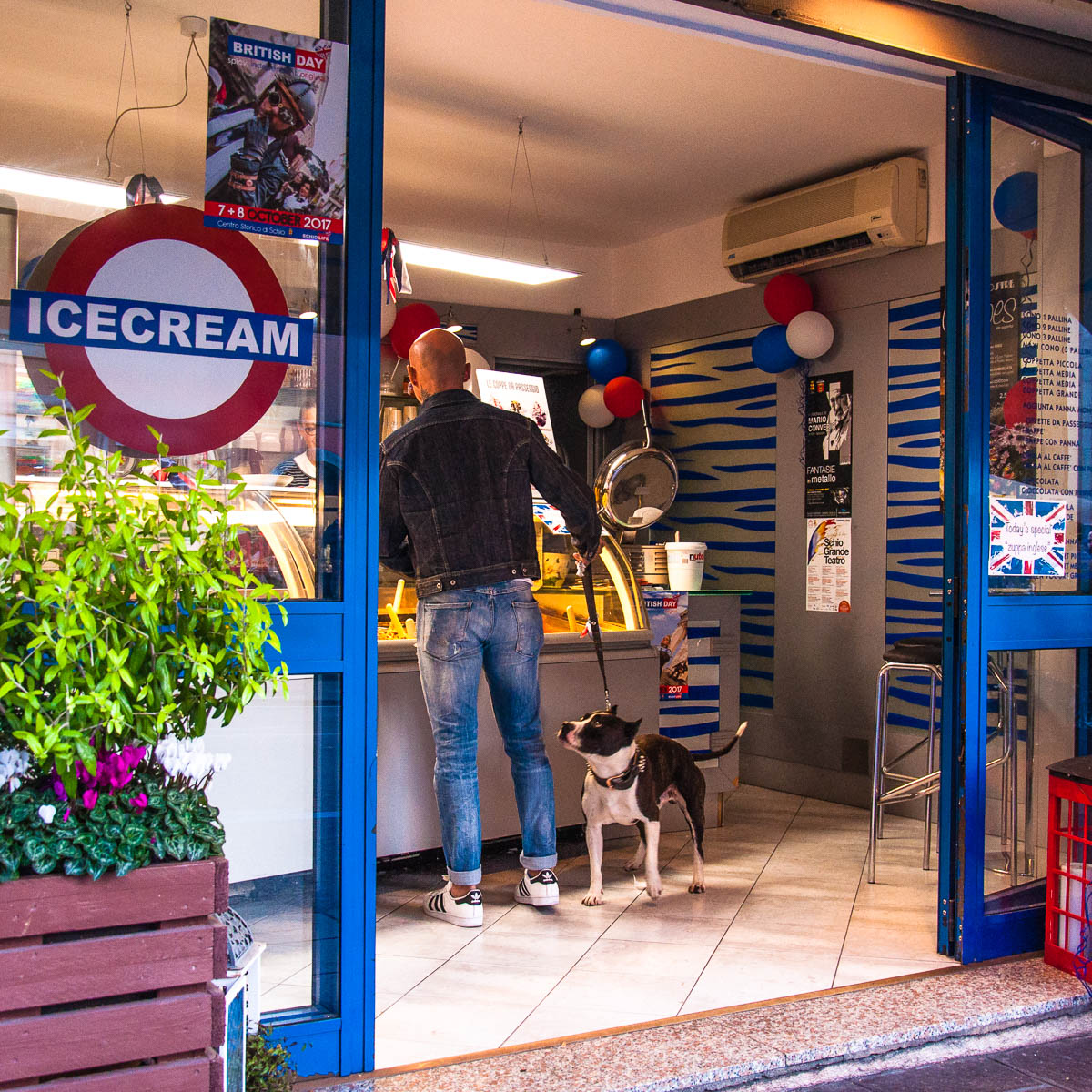 An Italian gelateria dressed up as a British ice-cream shop - British Day Schio - Veneto, Italy - www.rossiwrites.com
