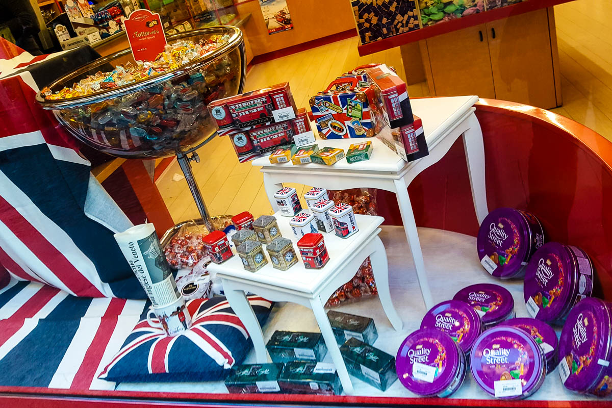 Shop window with a British-themed display - British Day Schio - Veneto, Italy - www.rossiwrites.com