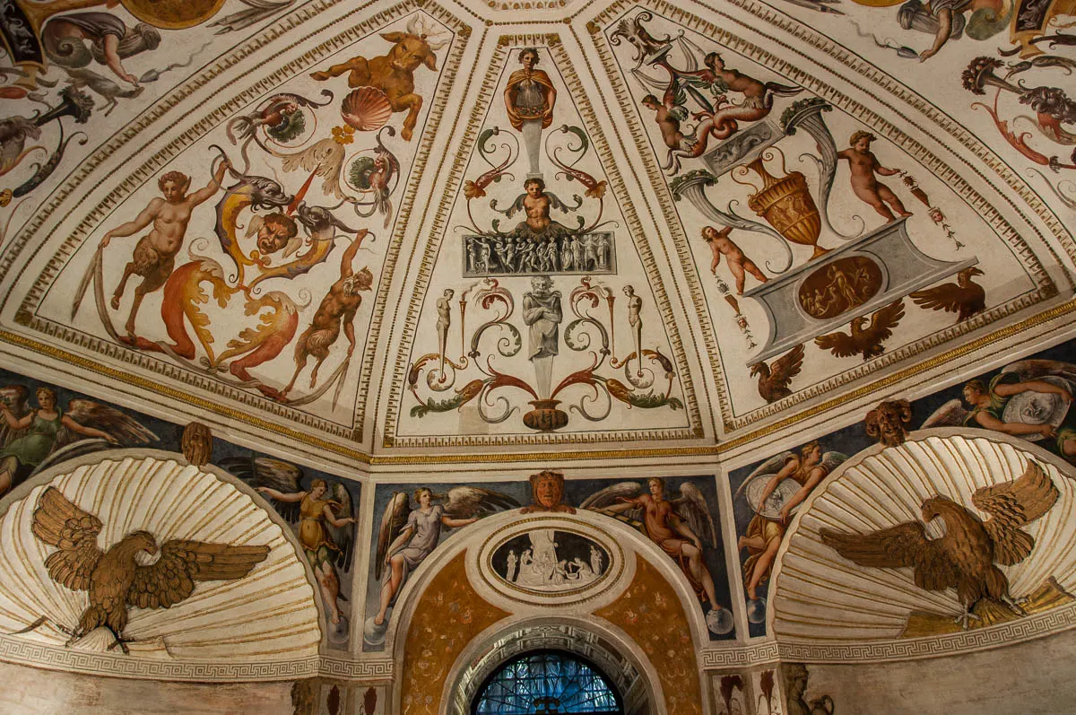Intricate wall decorations and frescoes - The octagonal room - Cornaro Odeon - Padua, Veneto, Italy - www.rossiwrites.com