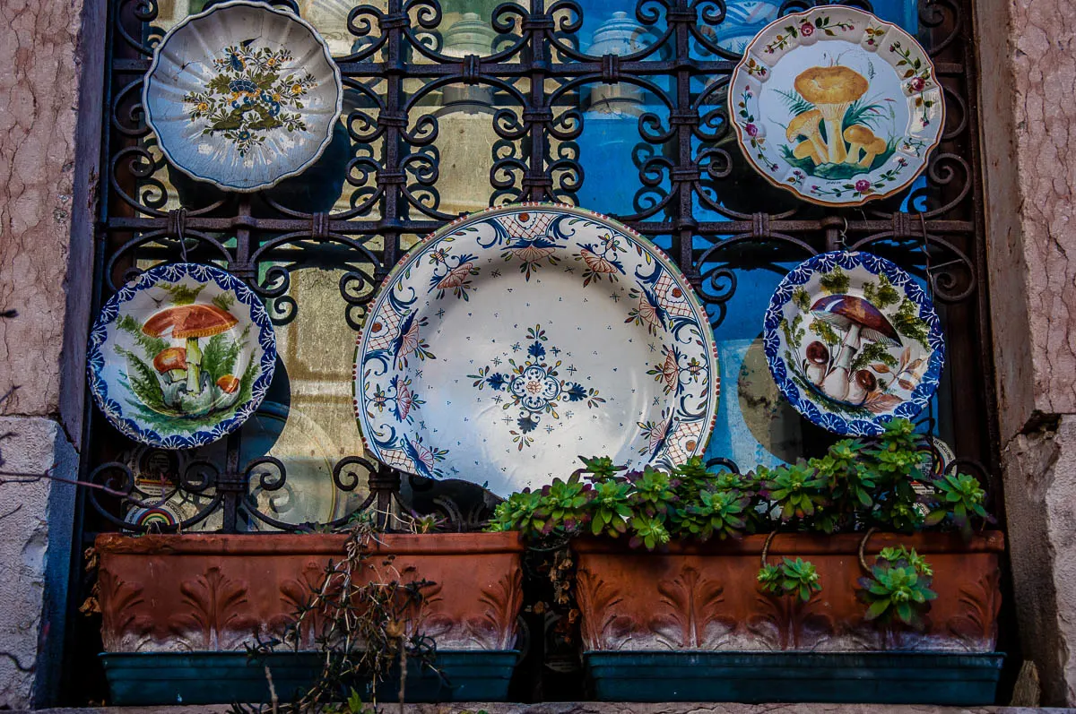 Colourful plates - Bassano del Grappa, Veneto, Italy - www.rossiwrites.com