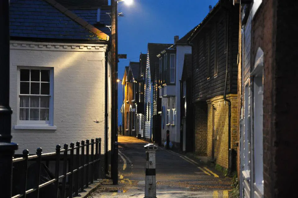 A curving street in Whitstable - Kent, England - www.rossiwrites.com