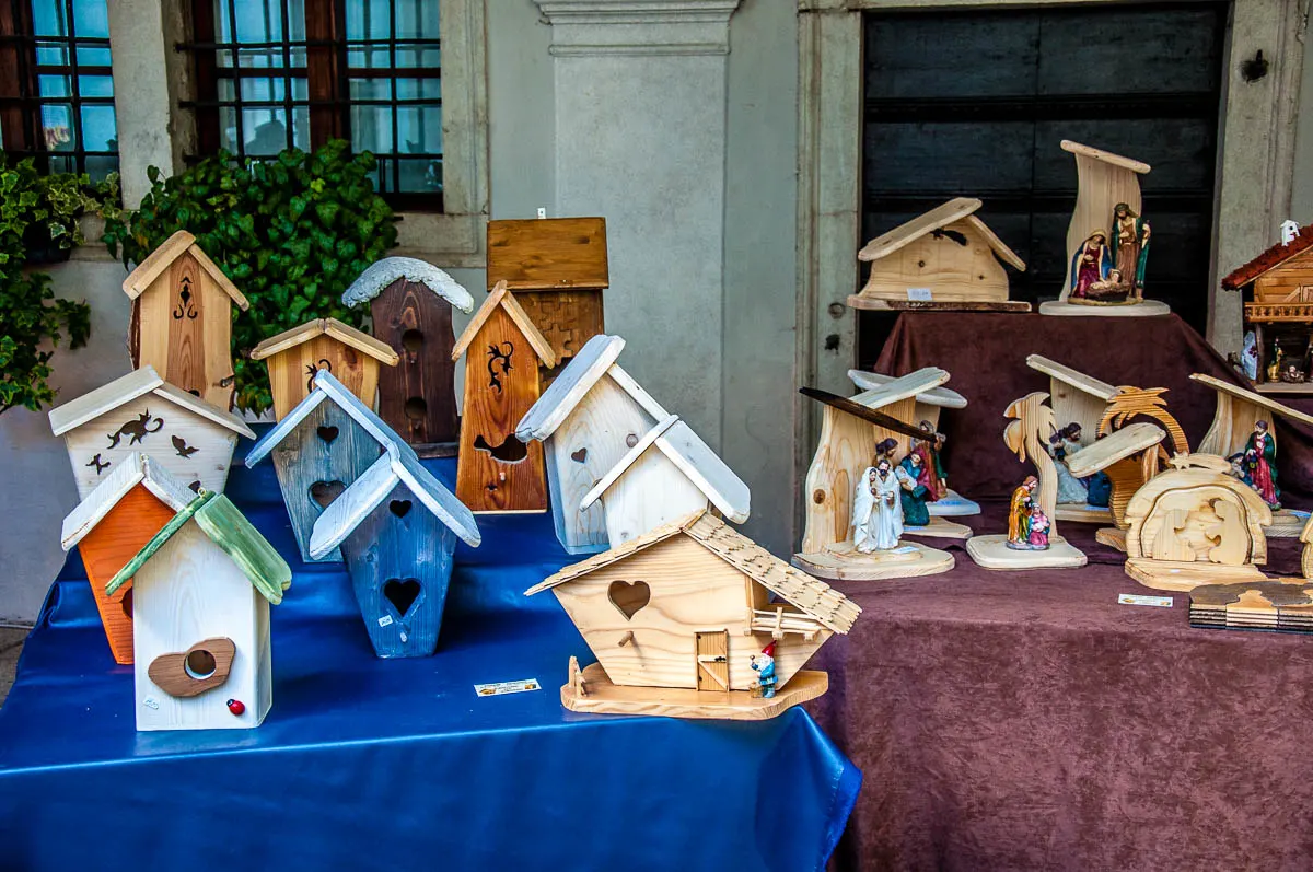 Handmade birdhouses - Christmas Market - Ala, Trentino, Italy - www.rossiwrites.com