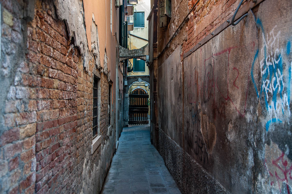 Narrow Venetian street - Venice, Veneto, Italy - www.rossiwrites.com
