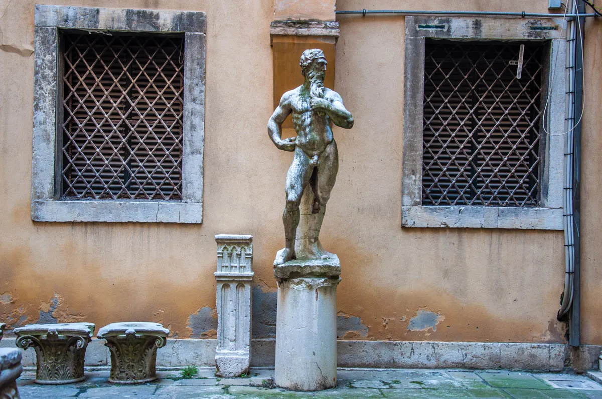 The courtyard of the Procuratie Vecchie - Venice, Italy - www.rossiwrites.com