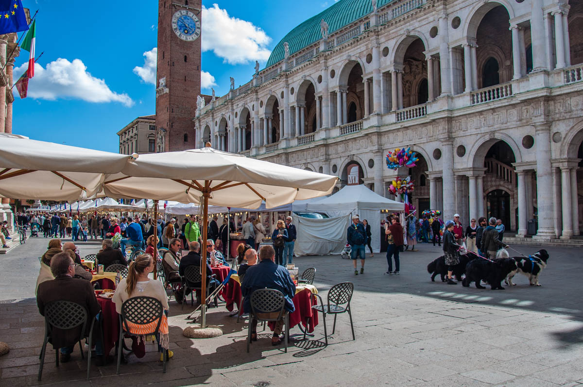 Traditional Italian cafe with an alfresco sitting area - Vicenza, Italy - Italian food - www.rossiwrites.com