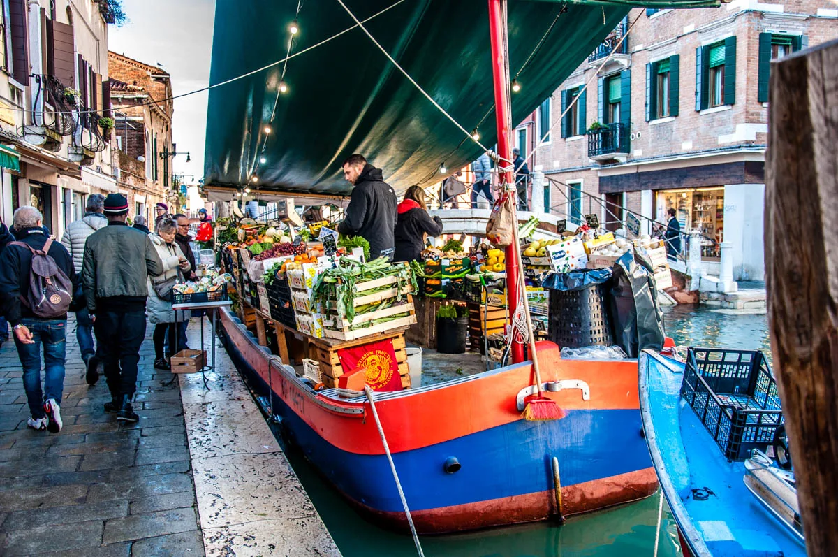 A barge operating as a fruit and veg shop - Venice - www.rossiwrites.com
