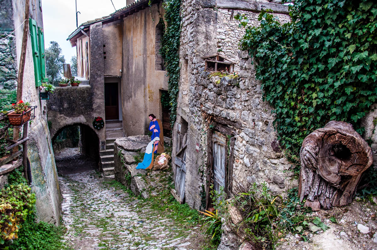 Ancient cobbled street with a Nativity Scene - Campo di Brenzone, Lake Garda, Italy - www.rossiwrites.com