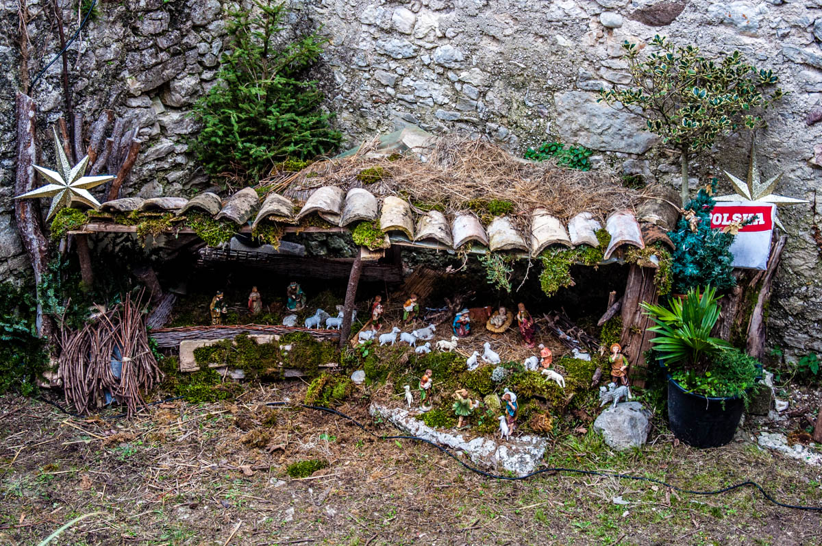 Nativity Scene in a frontyard - Campo di Brenzone, Lake Garda, Italy - www.rossiwrites.com