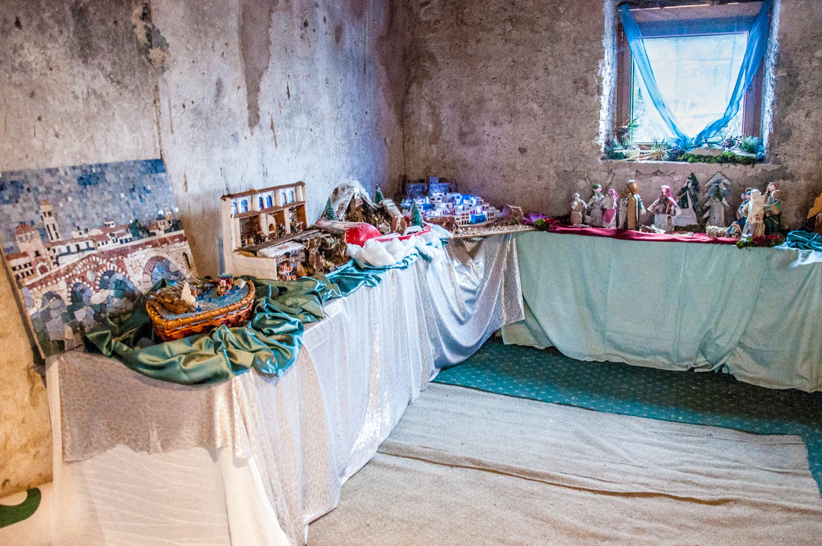 Room in an abandoned house full with Nativity Scenes - Campo di Brenzone, Lake Garda, Italy - www.rossiwrites.com