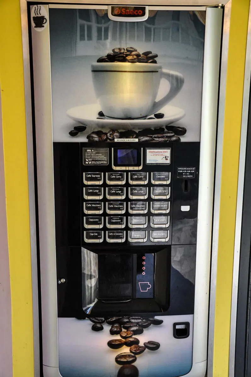 Coffee vending machine - Vicenza, Italy - www.rossiwrites.com