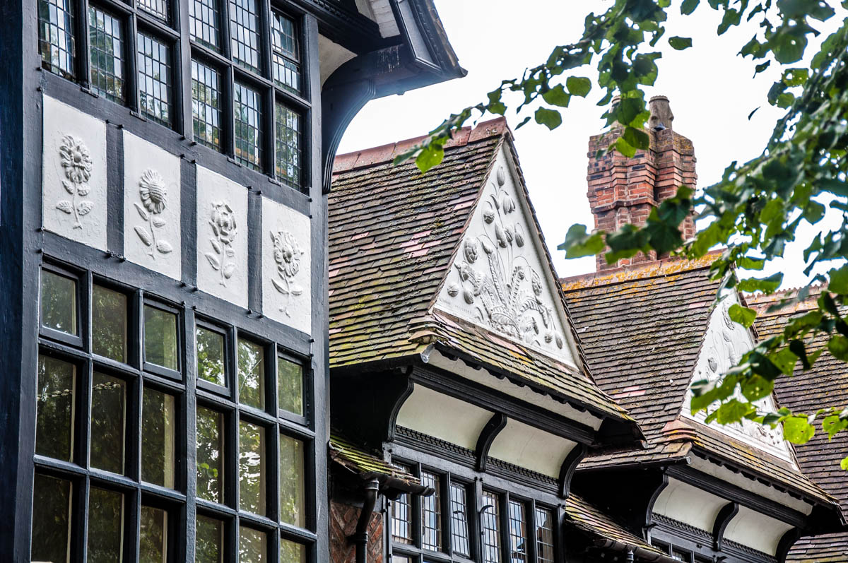 Floral motiffs on old houses - Chester, Cheshire, England - rossiwrites.com