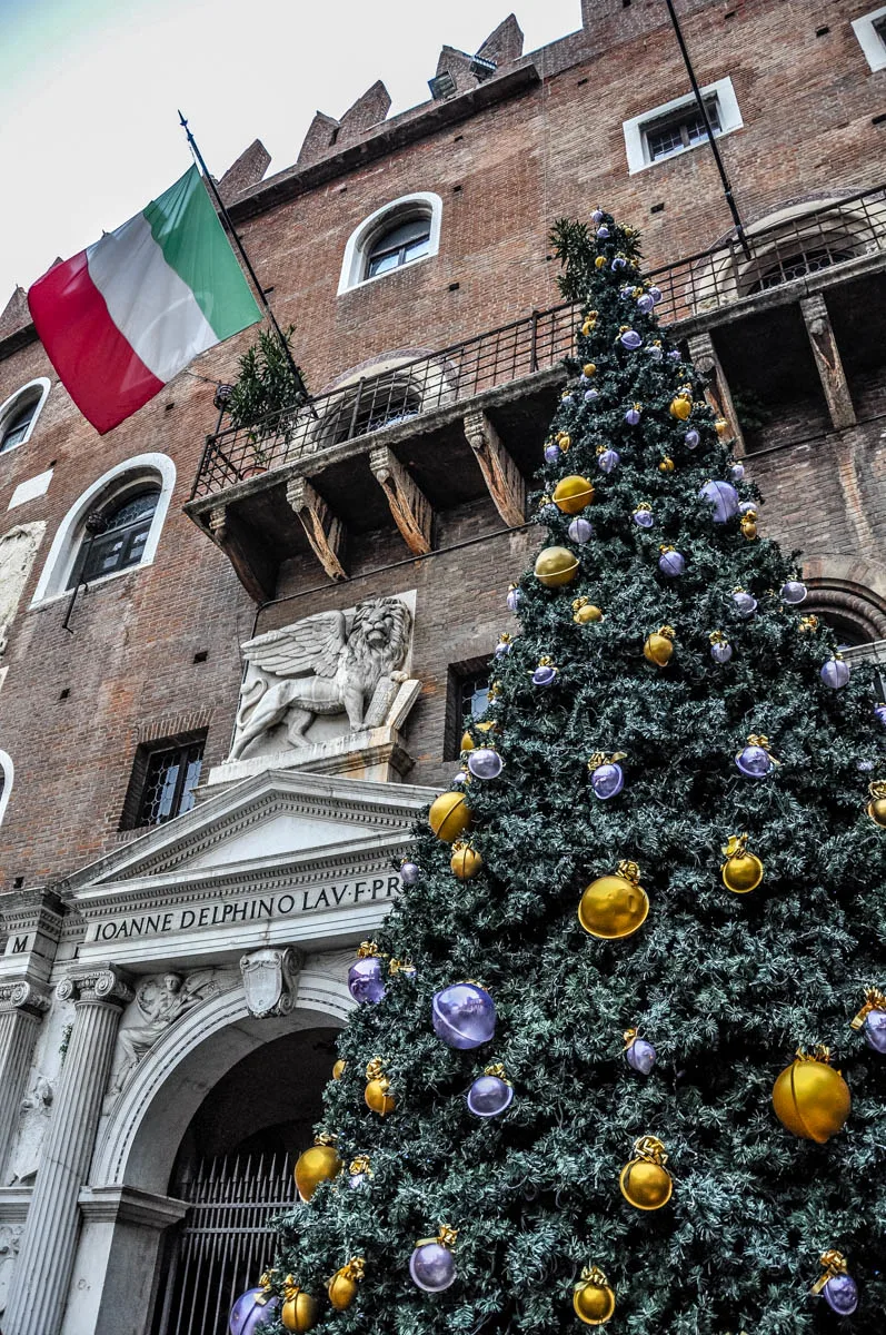 Christmas tree with the Italian flag - Christmas Market - Verona, Italy - rossiwrites.com