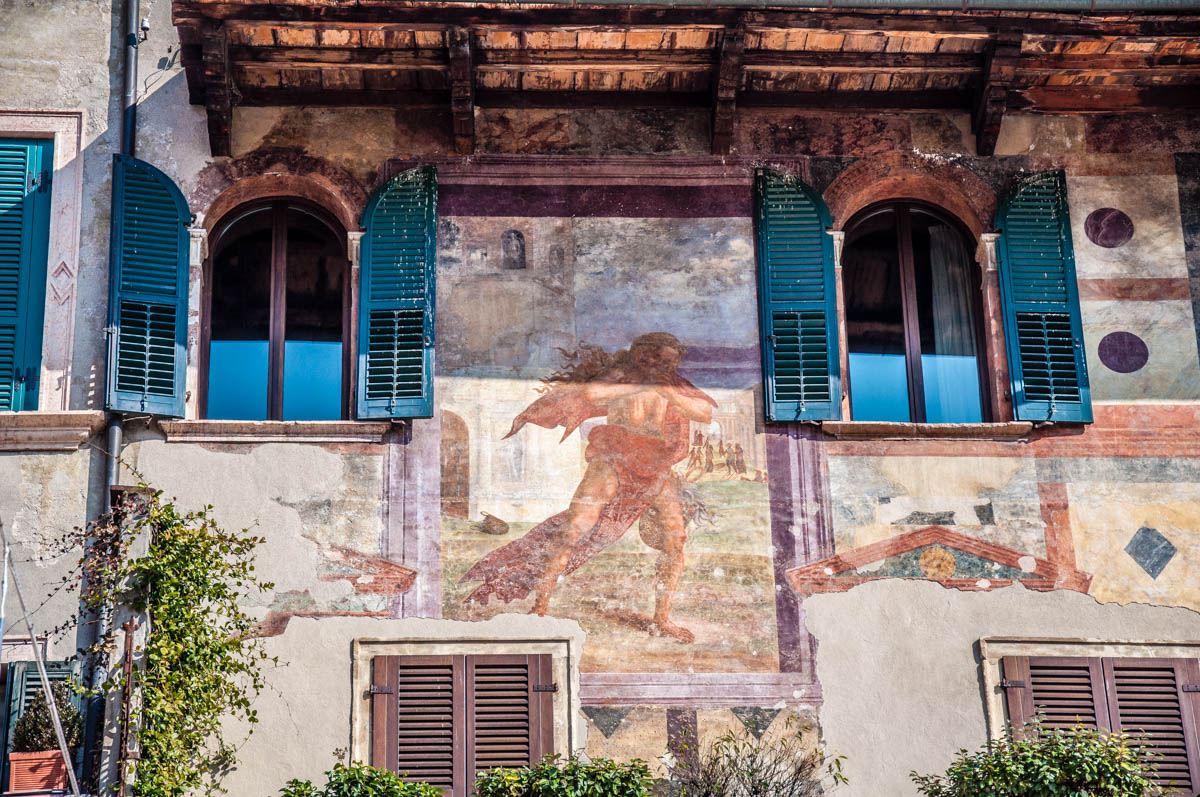 Close-up of the frescoes of the Mazzanti House on Piazza delle Erbe - Verona, Veneto, Italy - rossiwrites.com