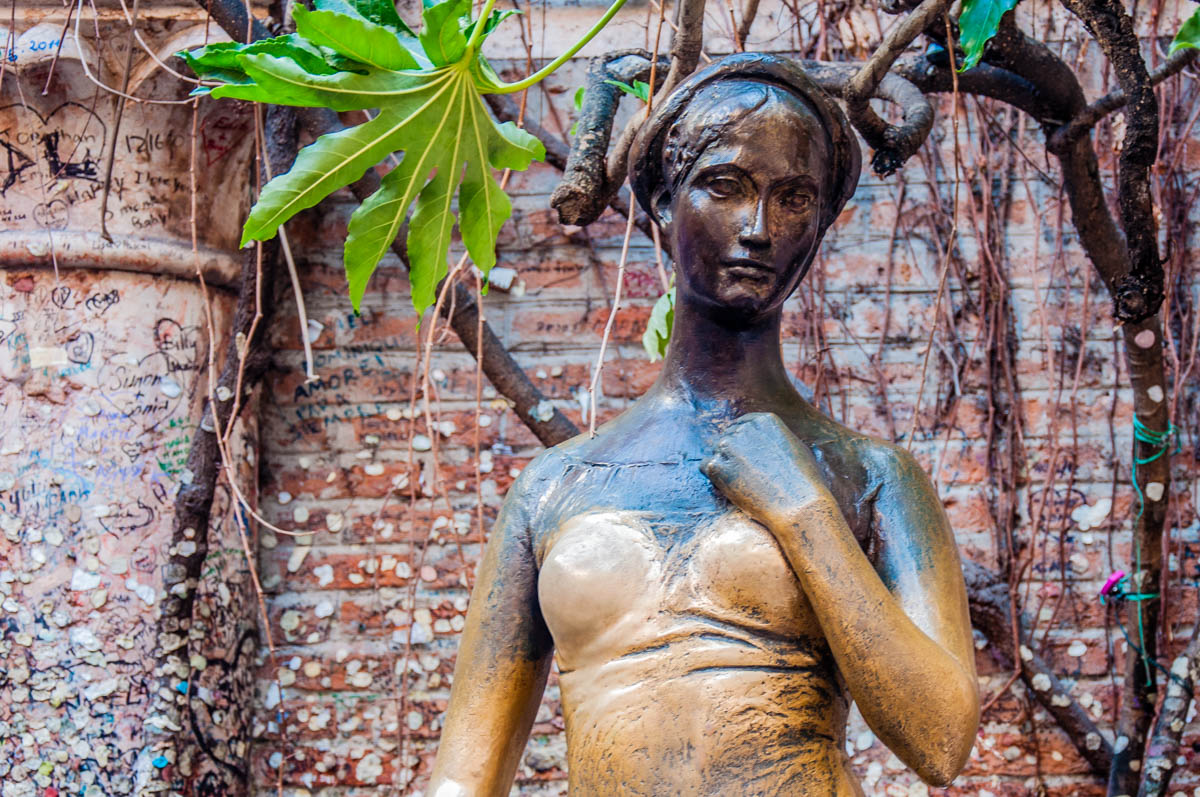 Juliet's statue in the courtyard of Juliet's House - Verona, Veneto, Italy - rossiwrites.com