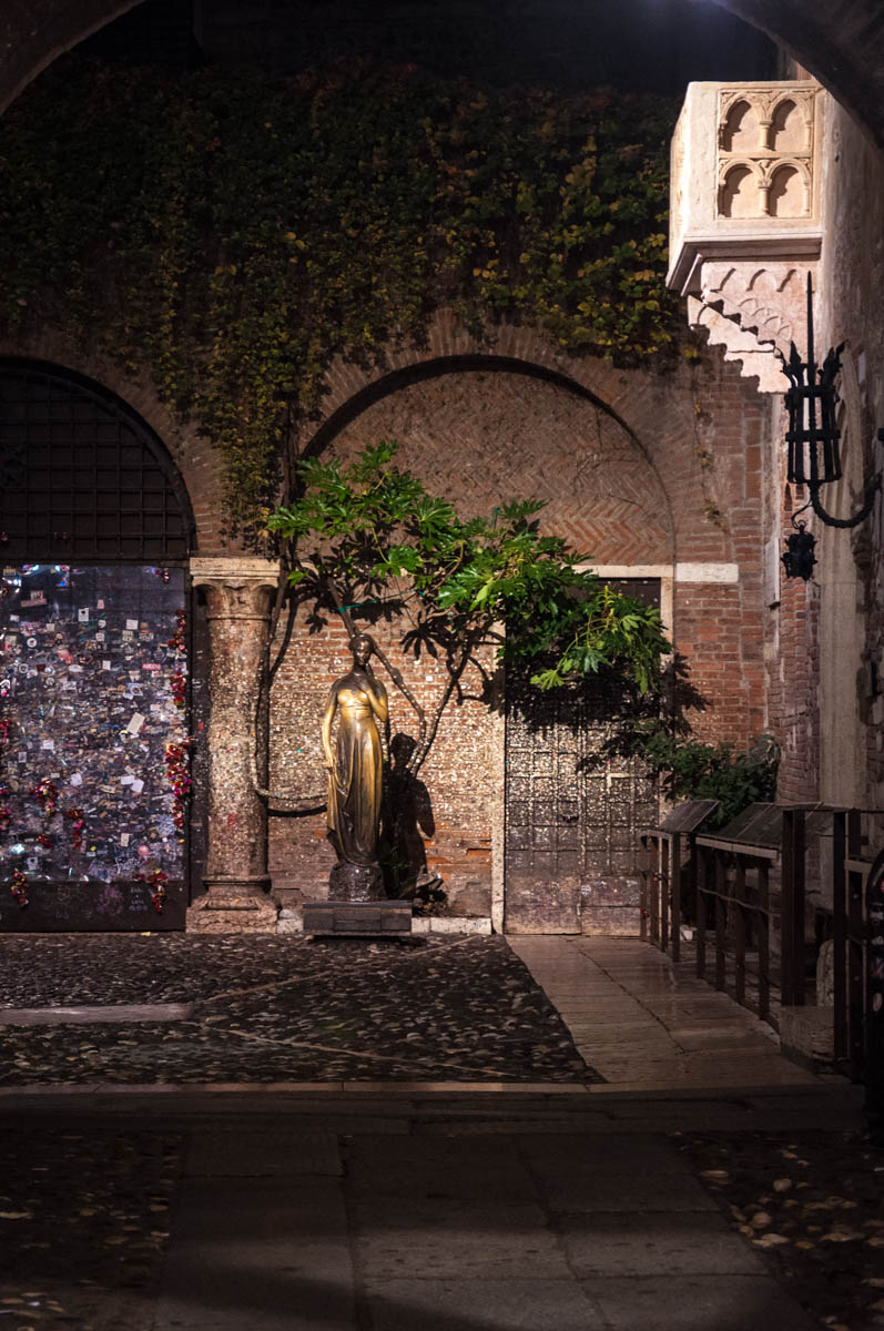 The courtyard ot Juliet's House at night - Verona, Veneto, Italy - rossiwrites.com