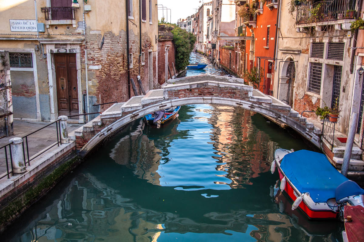 Ponte Chiodo - the bridge without railings - Venice, Italy - rossiwrites.com
