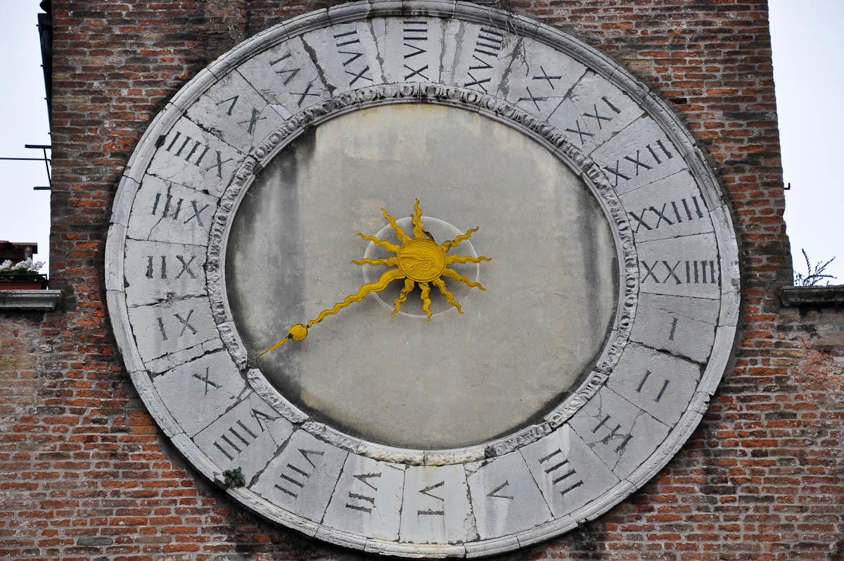 The 24-hour one hand clock of the Church of San Giacomo di Rialto - Rialto Market, Venice, Italy - rossiwrites.com