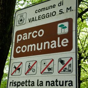 Warning sign in the park in Valeggio sul Mincio, Veneto, Italy