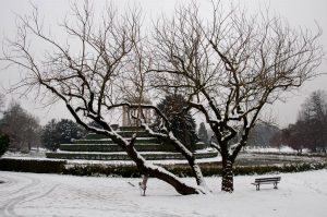 The alcove seen through a snow-covered tree - Parco Querini, Vicenza, Veneto, Italy - www.rossiwrites.com