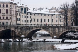 The river in the snow - Vicenza, Veneto, Italy - www.rossiwrites.com