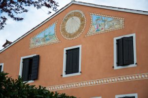 A house with a beautiful painted sundial - Noale, Veneto, Italy - www.rossiwrites.com
