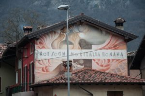 An old mural with a Mussolini's quote - Lavorone, Lombardy, Italy - www.rossiwrites.com